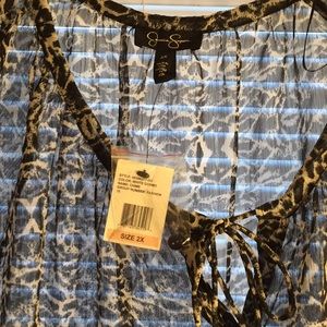 Fun shirt with detailed sleeve cuffs